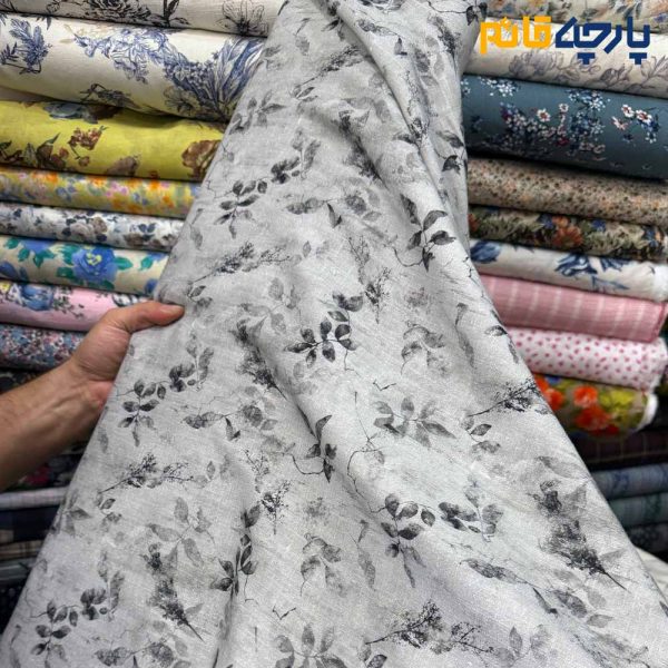 پارچه بهاره تابستانه لینن طرحدار ایتالیایی زمینه طوسی روشن گل تیره خطی