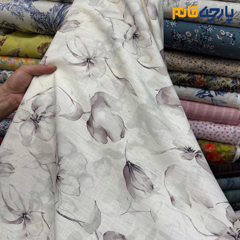 پارچه بهاره تابستانه لینن طرحدار ایتالیایی زمینه سفید آفوایت (سفید شیری) گل رنگ بنفش پوست پیازی