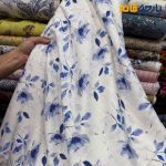 پارچه بهاره تابستانه لینن طرحدار ایتالیایی زمینه سفید گل آبی کاربنی