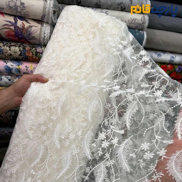 پارچه مجلسی تور کتان ایتالیایی طرح برجسته پر و شاخه رنگ سفید آفوایت