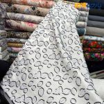 پارچه مجلسی ژاکارد پییس کره ۲ رو طرح اشکی برجسته رنگ طوسی و مشکی با سفید