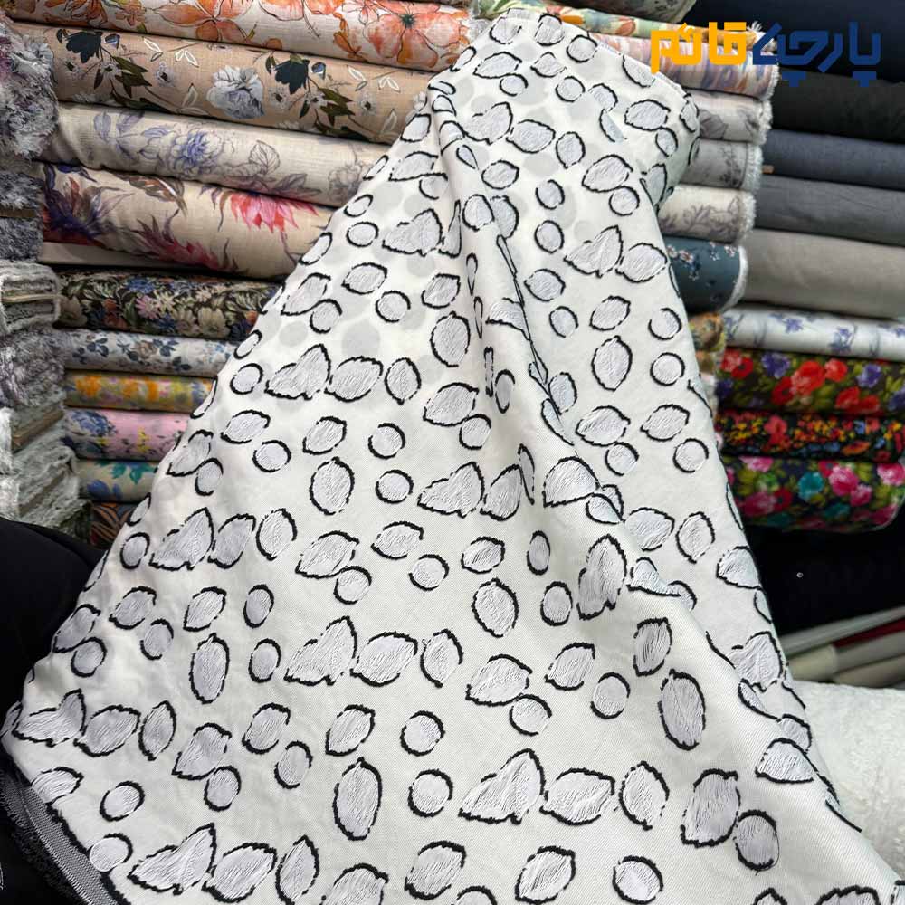 پارچه مجلسی ژاکارد پییس کره ۲ رو طرح اشکی برجسته رنگ طوسی و مشکی با سفید