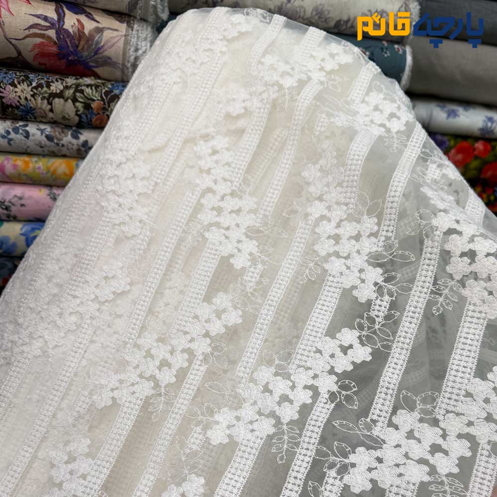 پارچه مجلسی تور کتان ایتالیایی طرح گل و شاخه رنگ سفید آفوایت
