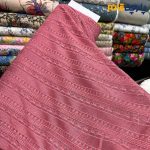 پارچه مجلسی تور کتان ایتالیایی زمینه اورگاندی طرح راه و گل خطی رنگ پوست پیاز متوسط