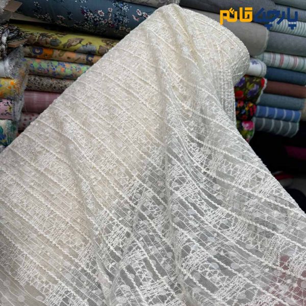پارچه مجلسی تور کتان طرح برجسته خطی و با زمینه طرح دایره رنگ شیری