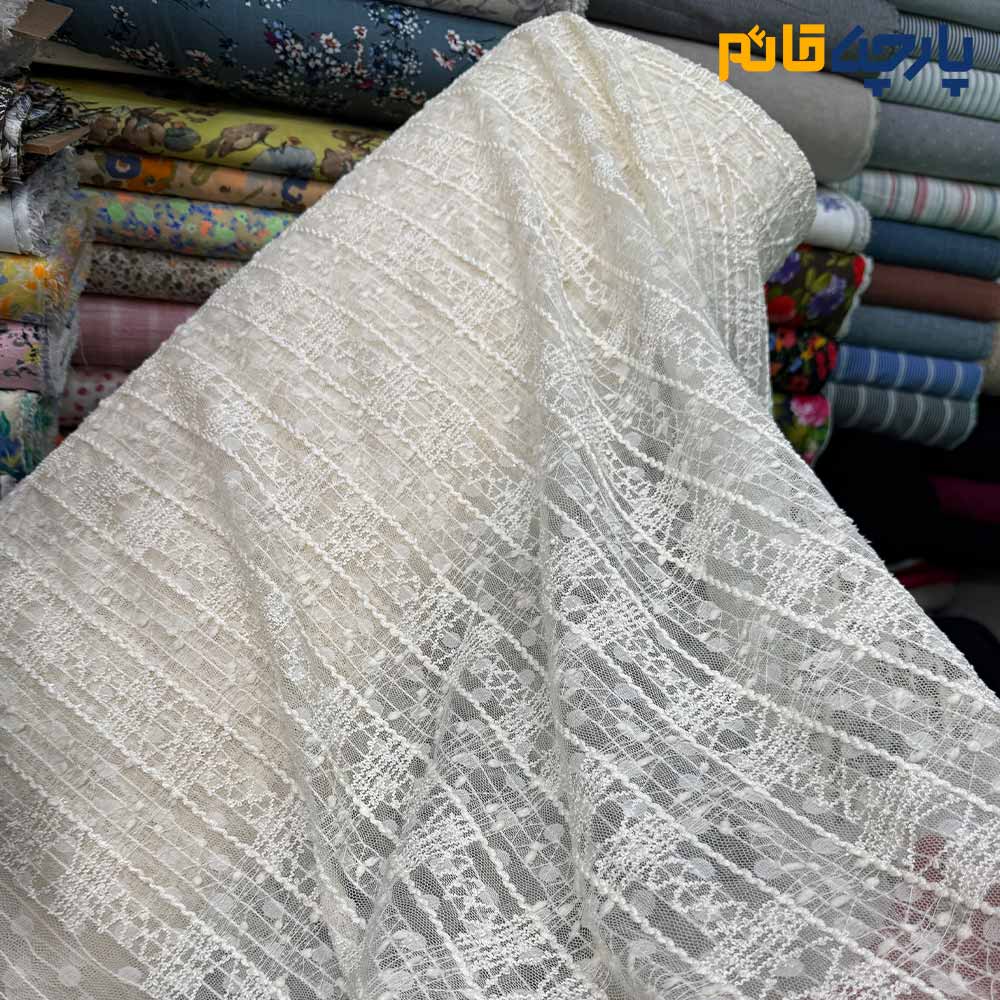 پارچه مجلسی تور کتان طرح برجسته خطی و با زمینه طرح دایره رنگ شیری