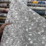 پارچه مجلسی تور کتان طرح گل متوسط و شاخه رنگ طوسی روشن و سفید زمینه اورگاندی