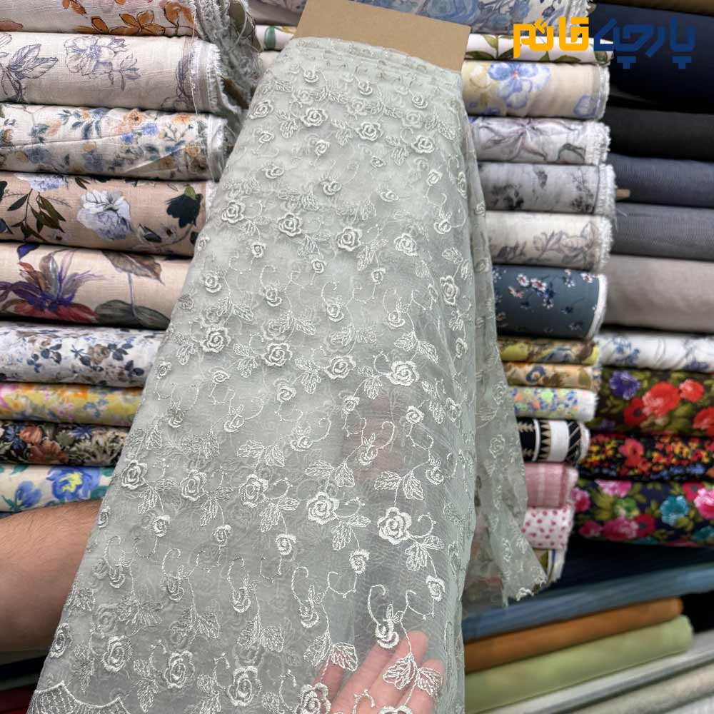 پارچه مجلسی تور کتان طرح گل ریز حاشیه دار رنگ سبز روشن