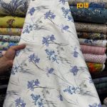 پارچه بهاره تابستانه لینن طرحدار ایتالیایی زمینه سفید گل خطی آبی بنفش