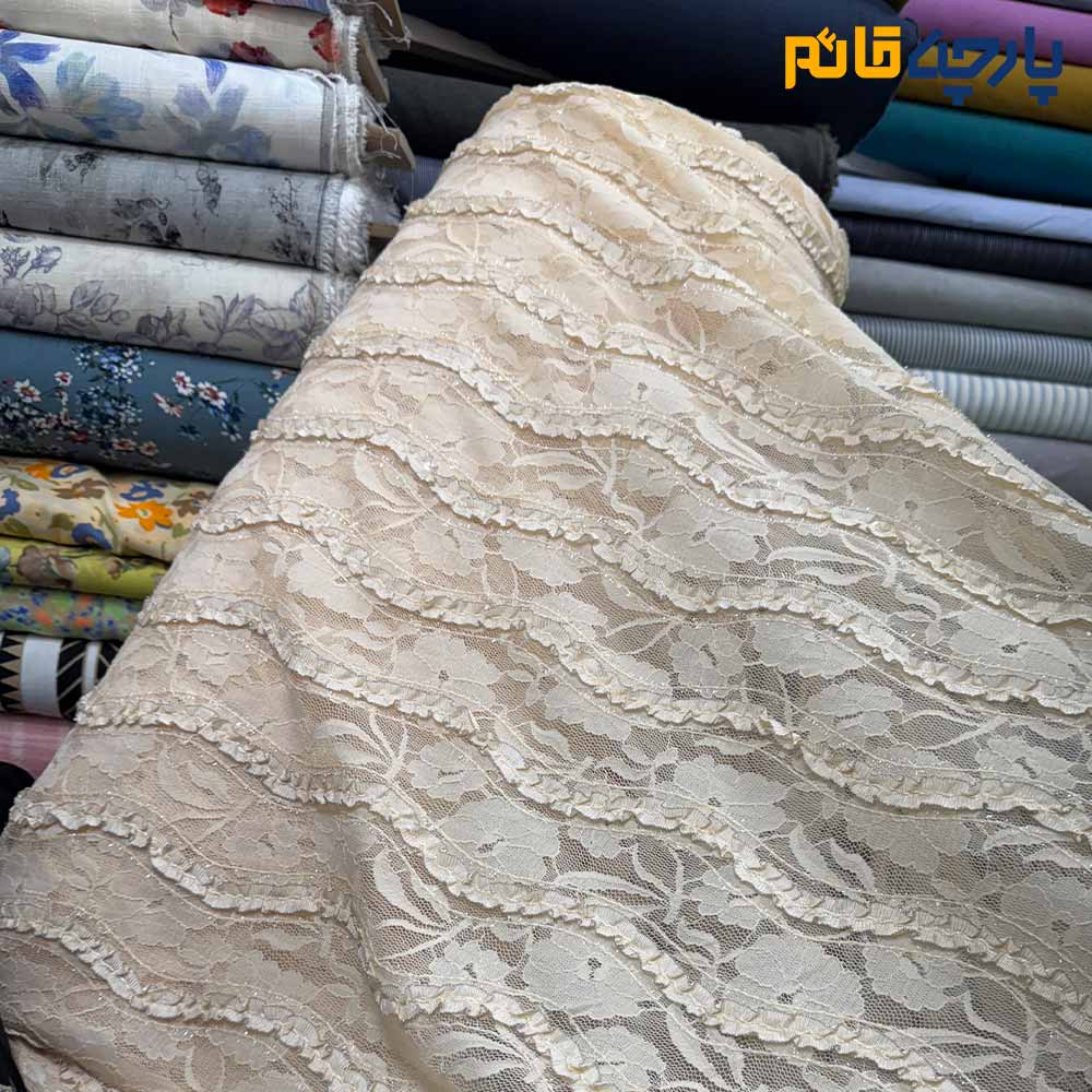 پارچه مجلسی تور کتان ایتالیایی رنگ کرم روشن طرح برجسته خطی لمه دوزی