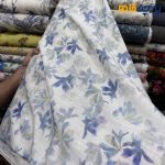 پارچه بهاره تابستانه لینن طرحدار ایتالیایی زمینه سفید آفوایت گل آبی یاسی