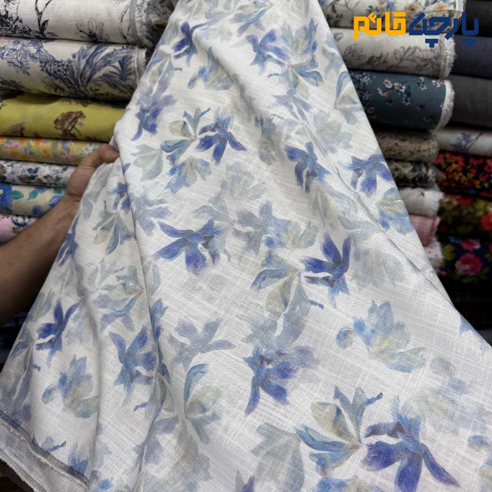 پارچه بهاره تابستانه لینن طرحدار ایتالیایی زمینه سفید آفوایت گل آبی یاسی
