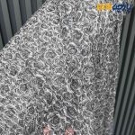 پارچه مجلسی تور کتان ایتالیایی طرح ۳ بعدی گل رز رنگ طوسی نقره ای