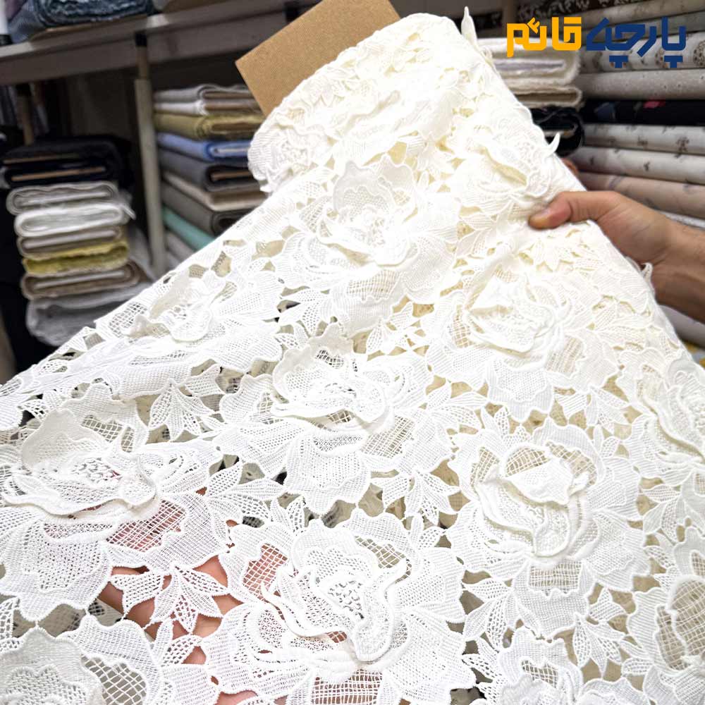 پارچه مجلسی تور کتان کره طرح گل درشت برجسته رنگ سفید آفوایت