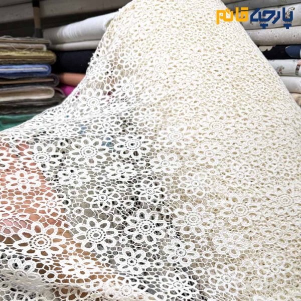 پارچه مجلسی تور کتان کره طرح گل خوشه رنگ کرم طبیعی(نچرال)