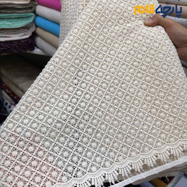 پارچه مجلسی تور کتان کره حاشیه دار طرح دایره مربع برجسته رنگ کرم طبیعی(نچرال)