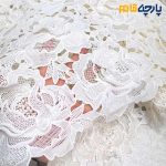 پارچه مجلسی تور کتان کره طرح گل درشت برجسته رنگ سفید آفوایت