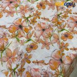 پارچه بهاره تابستانه لینن طرحدار ایتالیایی زمینه سفید آفوایت گل نارنجی هلویی متوسط