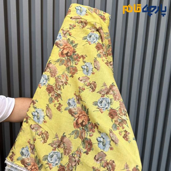 پارچه بهاره و تابستانه وال طرحدار کره ای زمینه خردلی روشن گل کرم نسکافه ای و آبی