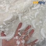 پارچه مجلسی تور کتان ایتالیایی طرح برجسته پر و شاخه رنگ سفید آفوایت