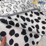 پارچه مجلسی ژاکارد پییس کره ۲ رو طرح اشکی برجسته رنگ طوسی و مشکی با سفید