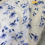 پارچه بهاره تابستانه لینن طرحدار ایتالیایی زمینه سفید گل آبی کاربنی
