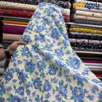 پارچه بهاره و تابستانه لینن طرحدار کره ای زمینه کرم شیری روشن گل آبی آسمانی