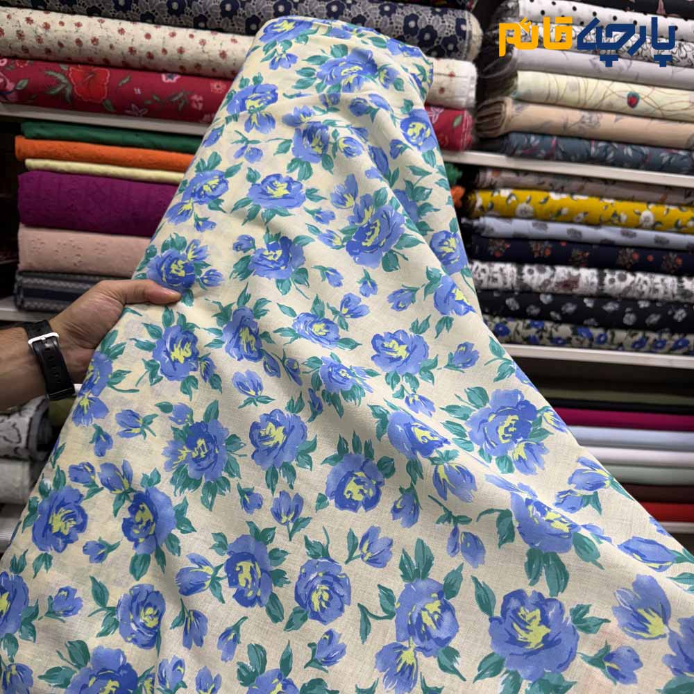 پارچه بهاره و تابستانه لینن طرحدار کره ای زمینه کرم شیری روشن گل آبی آسمانی
