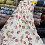 پارچه بهاره تابستانه لینن طرحدار ایتالیایی زمینه شیری کرم روشن گل قرمز خوشرنگ