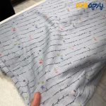 پارچه بهاره و تابستانه وال طرحدار کره ای زمینه طوسی نقره ای طرح نوشته و گل رز