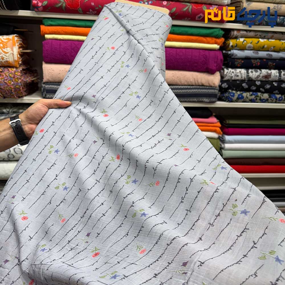 پارچه بهاره و تابستانه وال طرحدار کره ای زمینه طوسی نقره ای طرح نوشته و گل رز