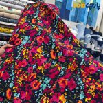 پارچه بهاره و تابستانه لینن طرحدار کره ای زمینه سرمه ای گل رنگی شاد