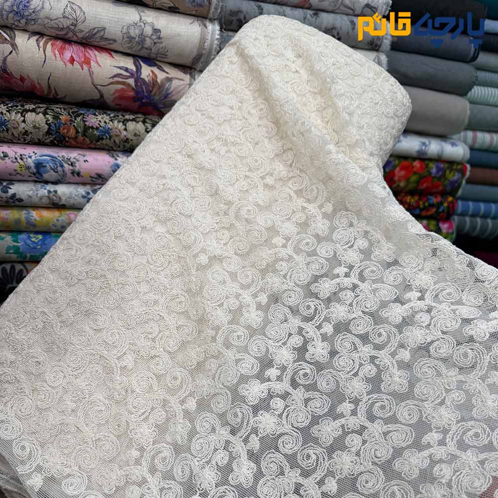 پارچه مجلسی تور کتان کره ای طرح خاص گل ومنحنی رنگ کرم طبیعی (نچرال)
