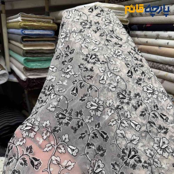 پارچه مجلسی دانتل ایتالیایی زمینه روشن گل سفید و مشکی عرض ۱۴۰