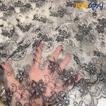 پارچه مجلسی دانتل ایتالیایی ظریف زمینه کرم رنگ بدن گل نقره ای مشکی عرض ۱۴۰