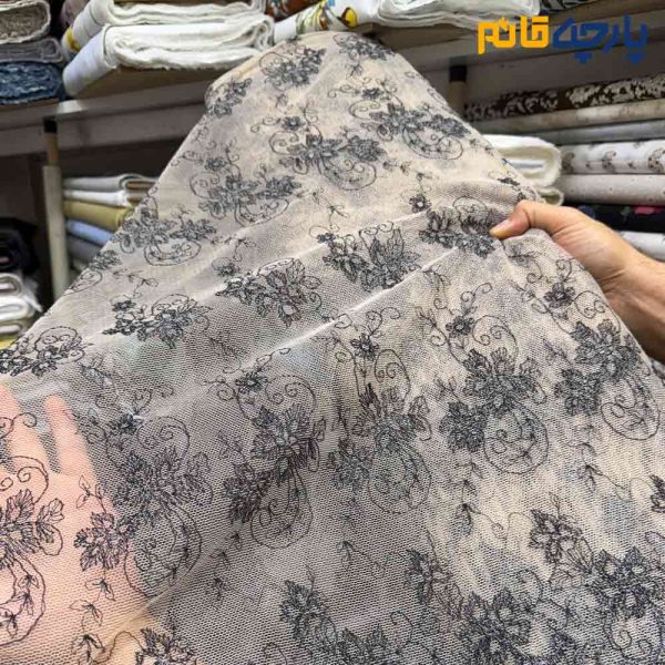 پارچه مجلسی دانتل ایتالیایی ظریف زمینه کرم رنگ بدن گل نقره ای مشکی عرض ۱۴۰