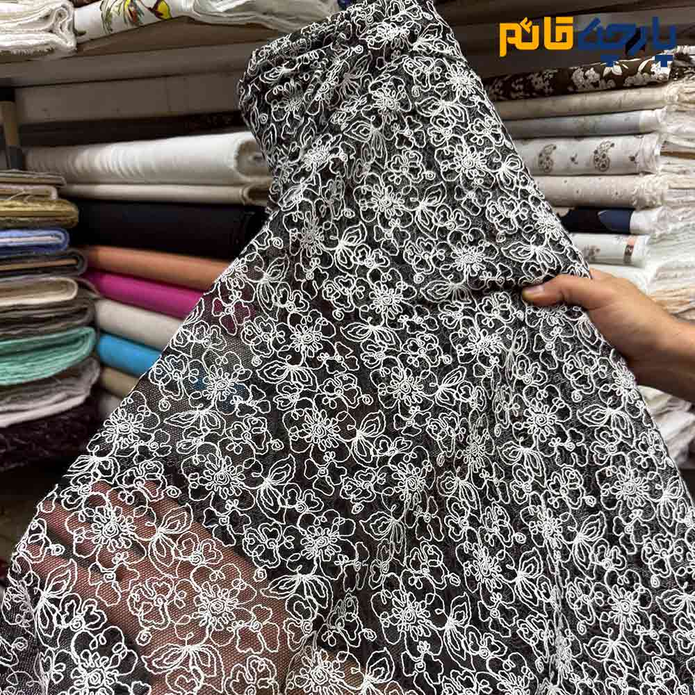 پارچه مجلسی دانتل کره زمینه مشکی طرح کرم عرض ۱۴۰