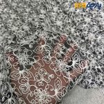 پارچه مجلسی دانتل کره زمینه مشکی طرح کرم عرض ۱۴۰