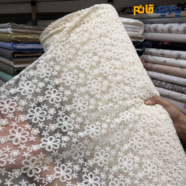 پارچه مجلسی تور کتان طرح گل زمینه تور رنگ کرم طبیعی