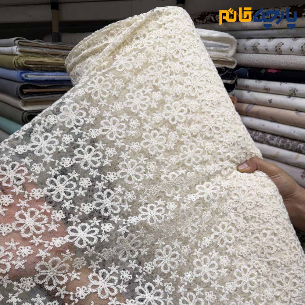پارچه مجلسی تور کتان طرح گل زمینه تور رنگ کرم طبیعی