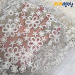 پارچه مجلسی تور کتان طرح گل زمینه تور رنگ کرم طبیعی