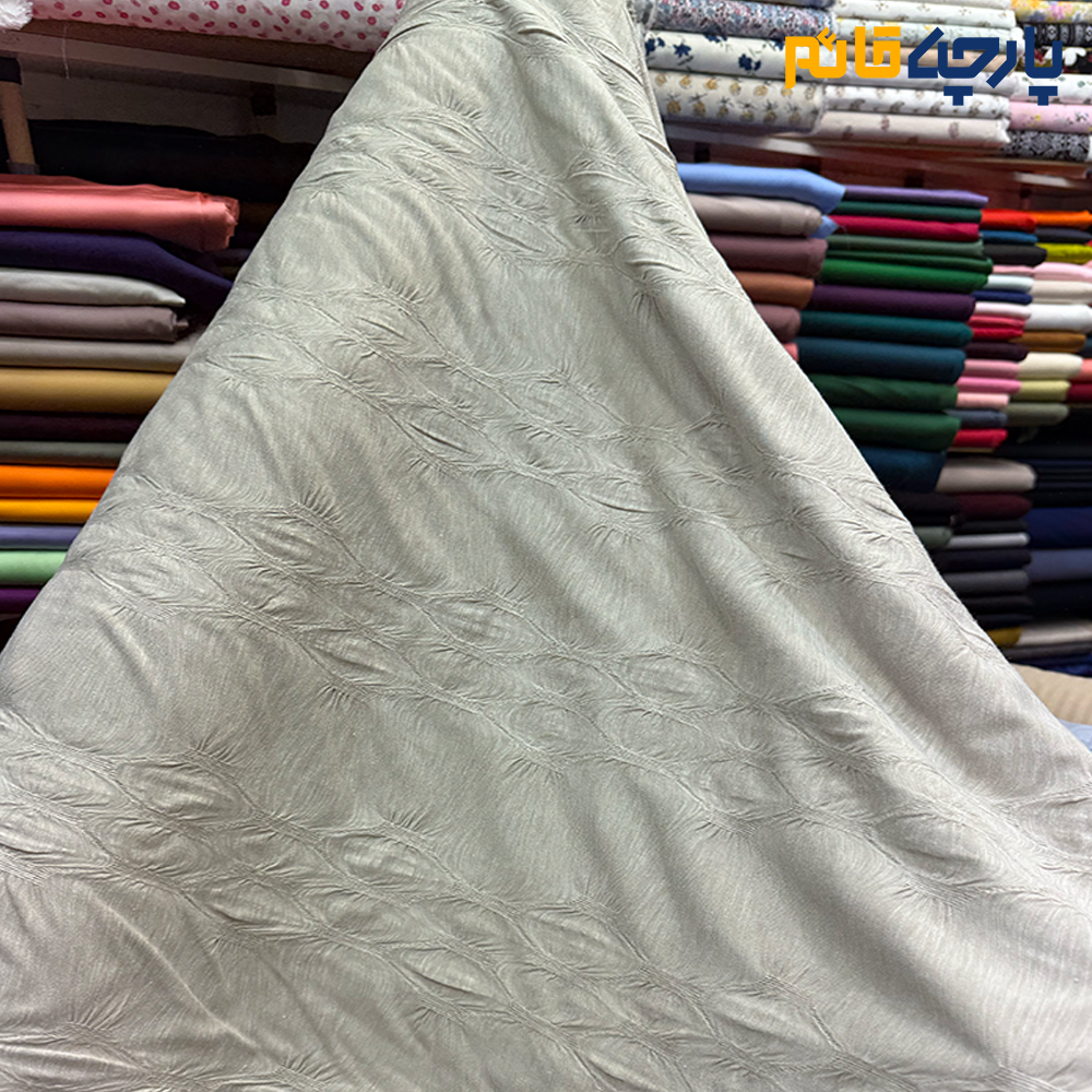 ٖپارچه پاییزه و زمستانه بافت تریکو سبک طرح از خود رنگ کرم روشن