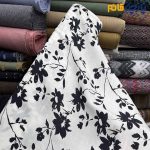 پارچه بهاره تابستانه لینن طرحدار ایتالیایی زمينه سفيد گل مشكي