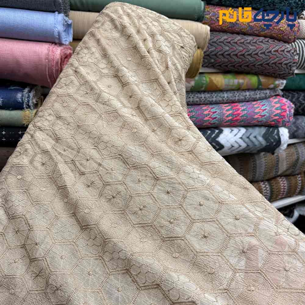 پارچه مجلسی تور کتان کره ای زمینه حریر نسکافه ای طرح خاص