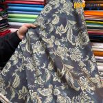 پارچه بهاره تابستانه سیلک نخ طرحدار زمینه رنگ سرمه ای طرح کرم داماس