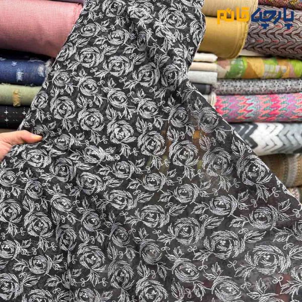 پارچه مجلسی تور کتان کره ای زمینه تور مشکی طرح گل سفید