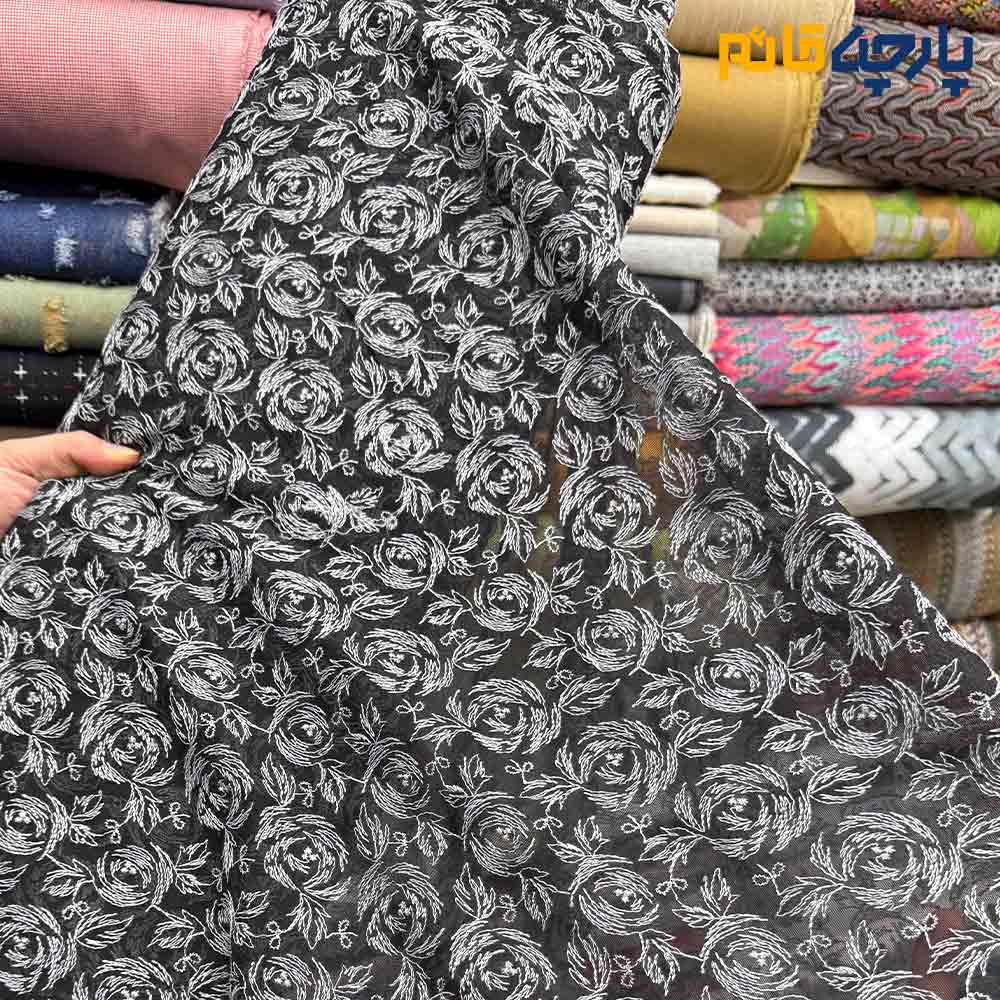 پارچه مجلسی تور کتان کره ای زمینه تور مشکی طرح گل سفید