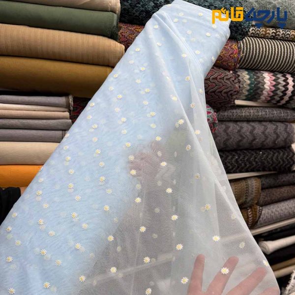 پارچه مجلسی تور کتان کره ای رنگ آبی آسمانی گل بابونه ریز کش دار