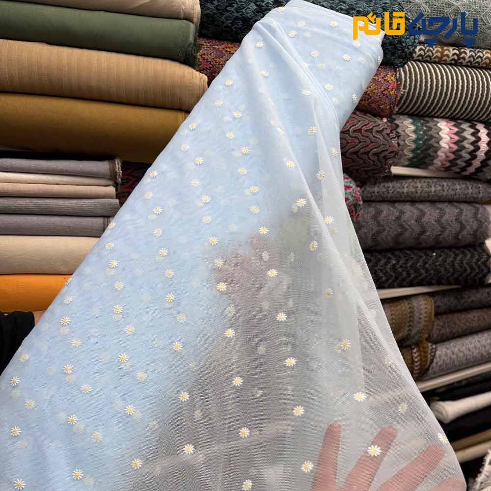 پارچه مجلسی تور کتان کره ای رنگ آبی آسمانی گل بابونه ریز کش دار