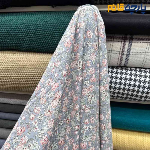 پارچه بهاره و تابستانه کرپ نخ طرحدار گل متوسط رنگی زمینه طوسی روشن